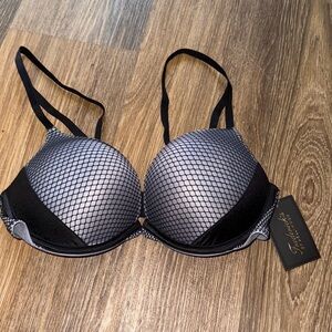 Frederick’s of Hollywood 32D new with tags nwt bra heart Throb fishnet